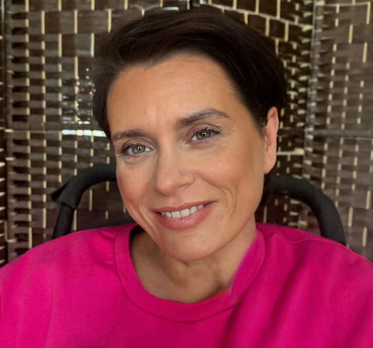 Claire Gittins, counsellor offering online and in-person therapy at Kagami Therapy